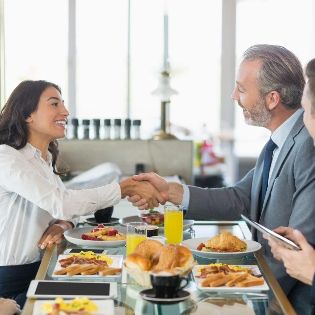 üzleti reggeli négyzetes